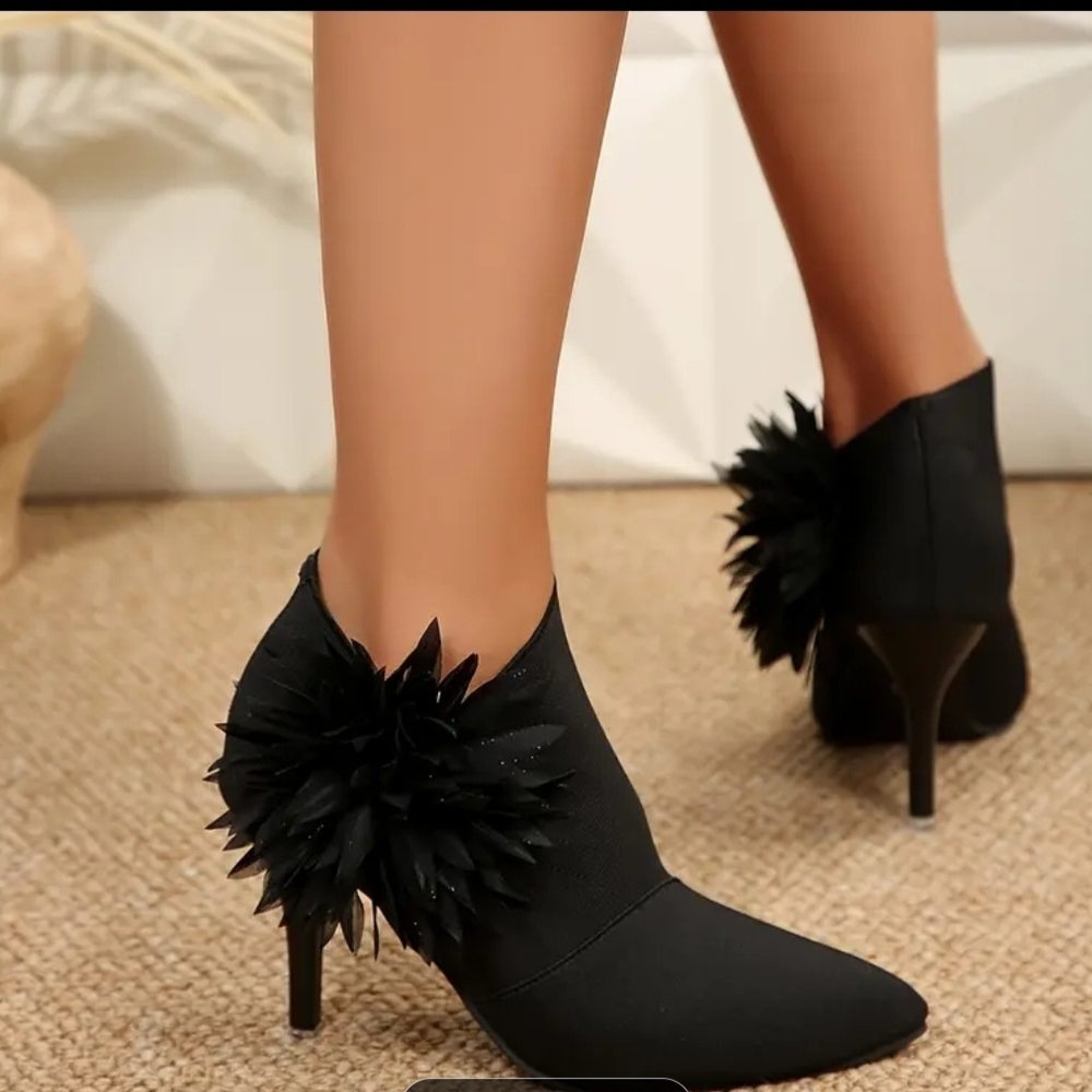 Chic Black Heels with Floral Detail - Picture 3 of 5